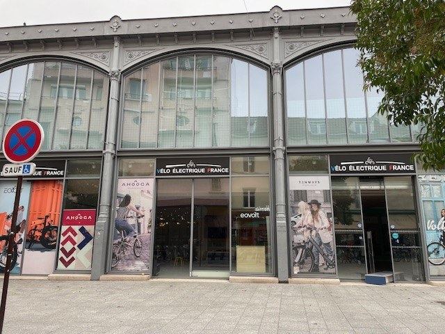 Aménagement tous corps d’état d’un local commercial — façade et vitrine livrées